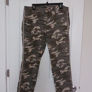 Camo pattern skinny pants